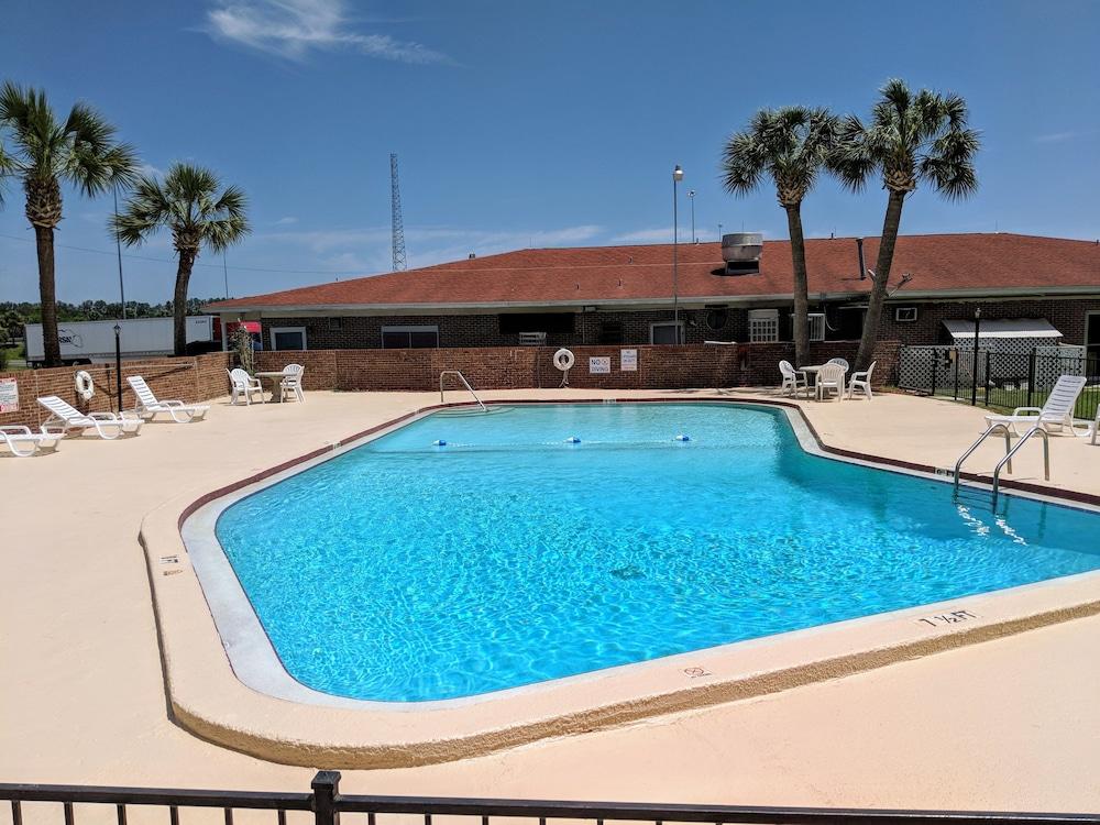 Super 8 By Wyndham Lake City Extérieur photo