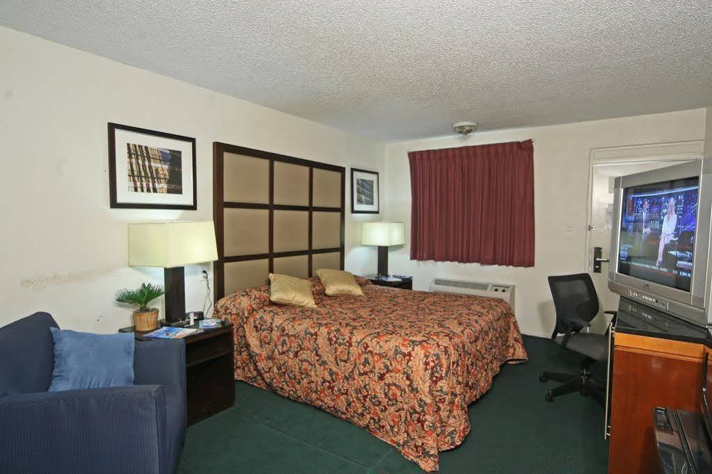 Super 8 By Wyndham Lake City Extérieur photo